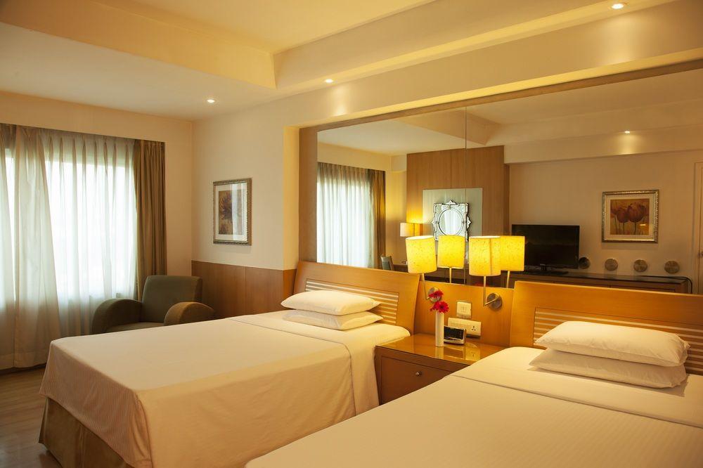Courtyard By Marriott Chennai Hotel Buitenkant foto