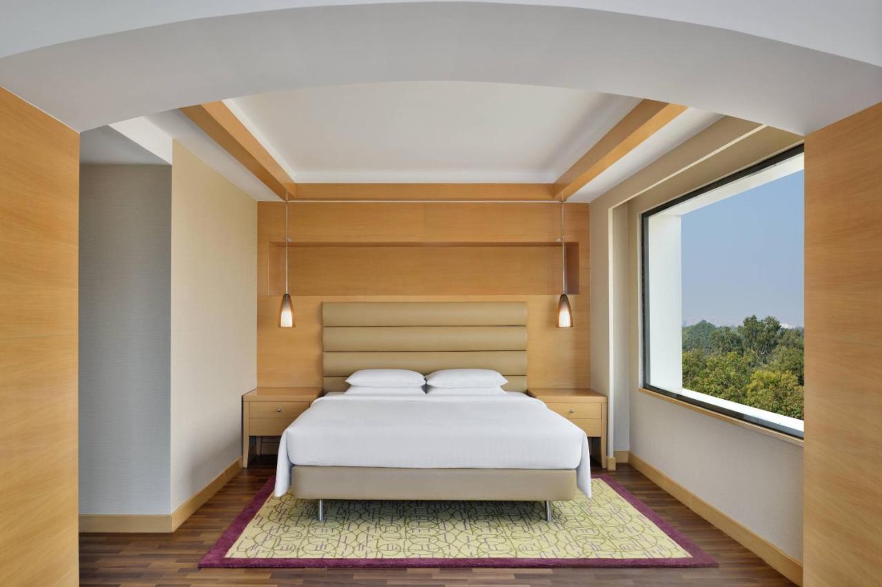 Courtyard By Marriott Chennai Hotel Buitenkant foto