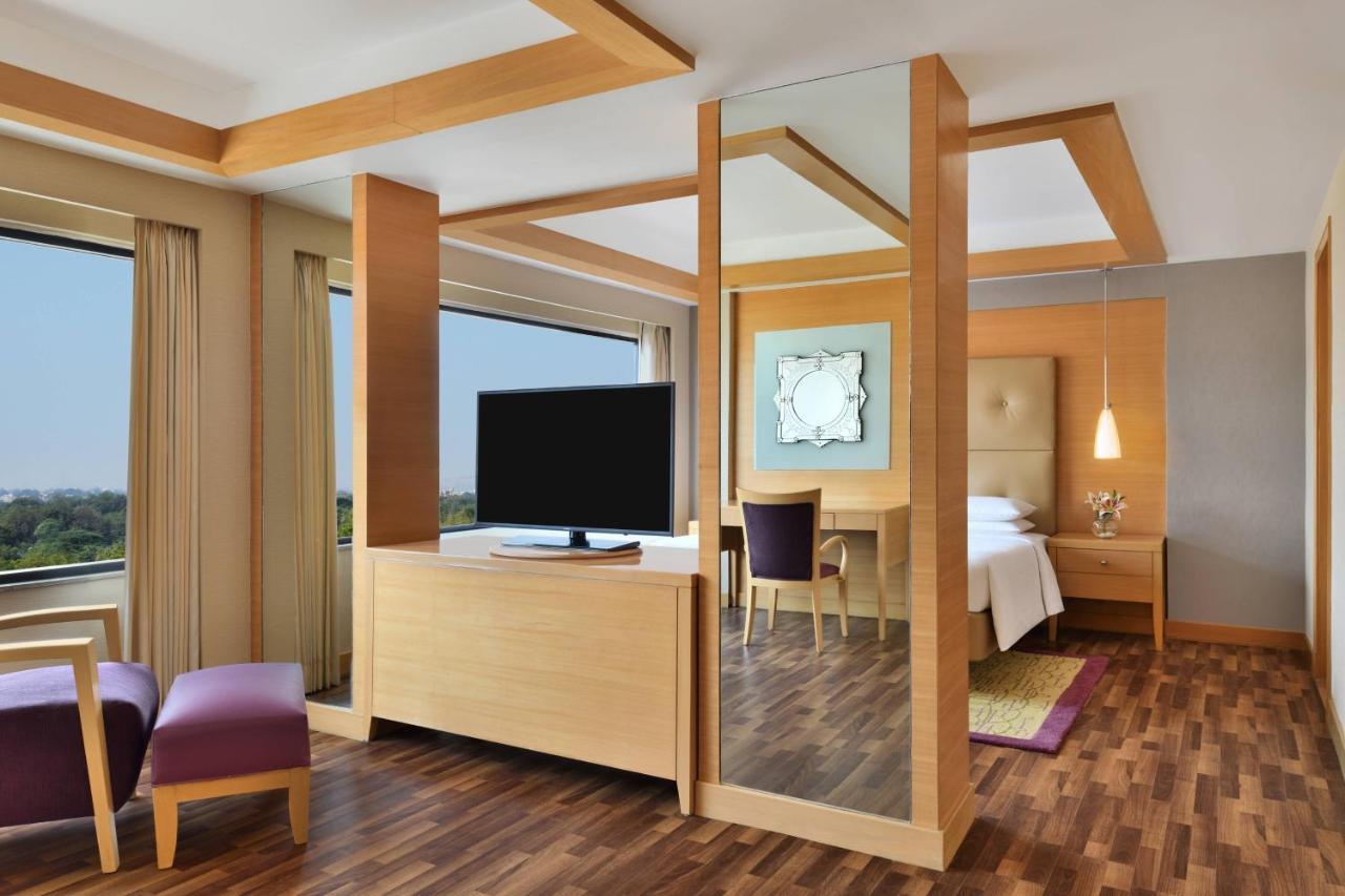 Courtyard By Marriott Chennai Hotel Buitenkant foto
