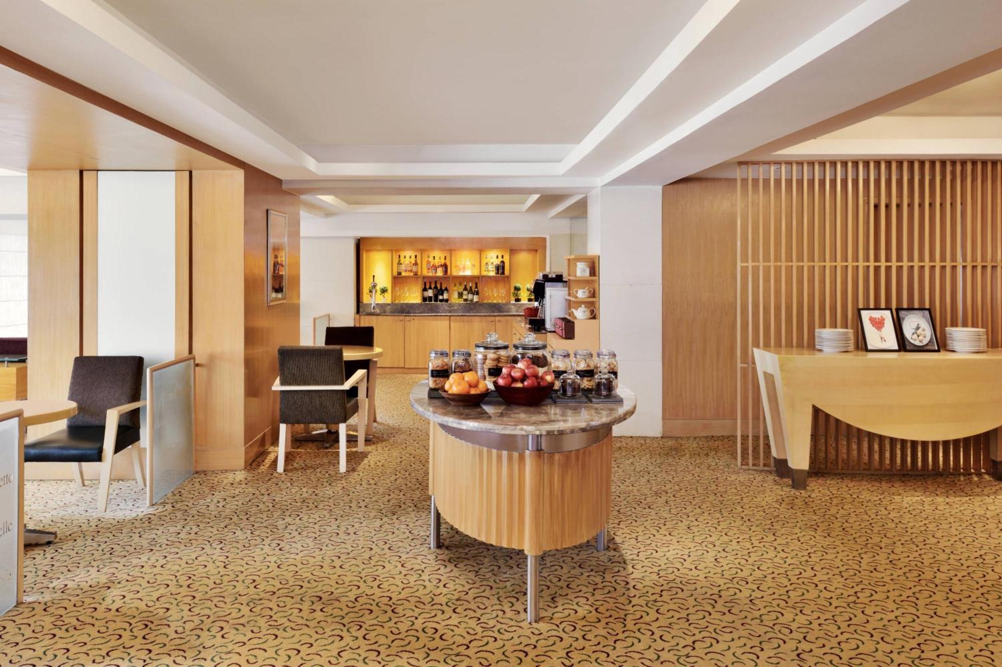 Courtyard By Marriott Chennai Hotel Buitenkant foto
