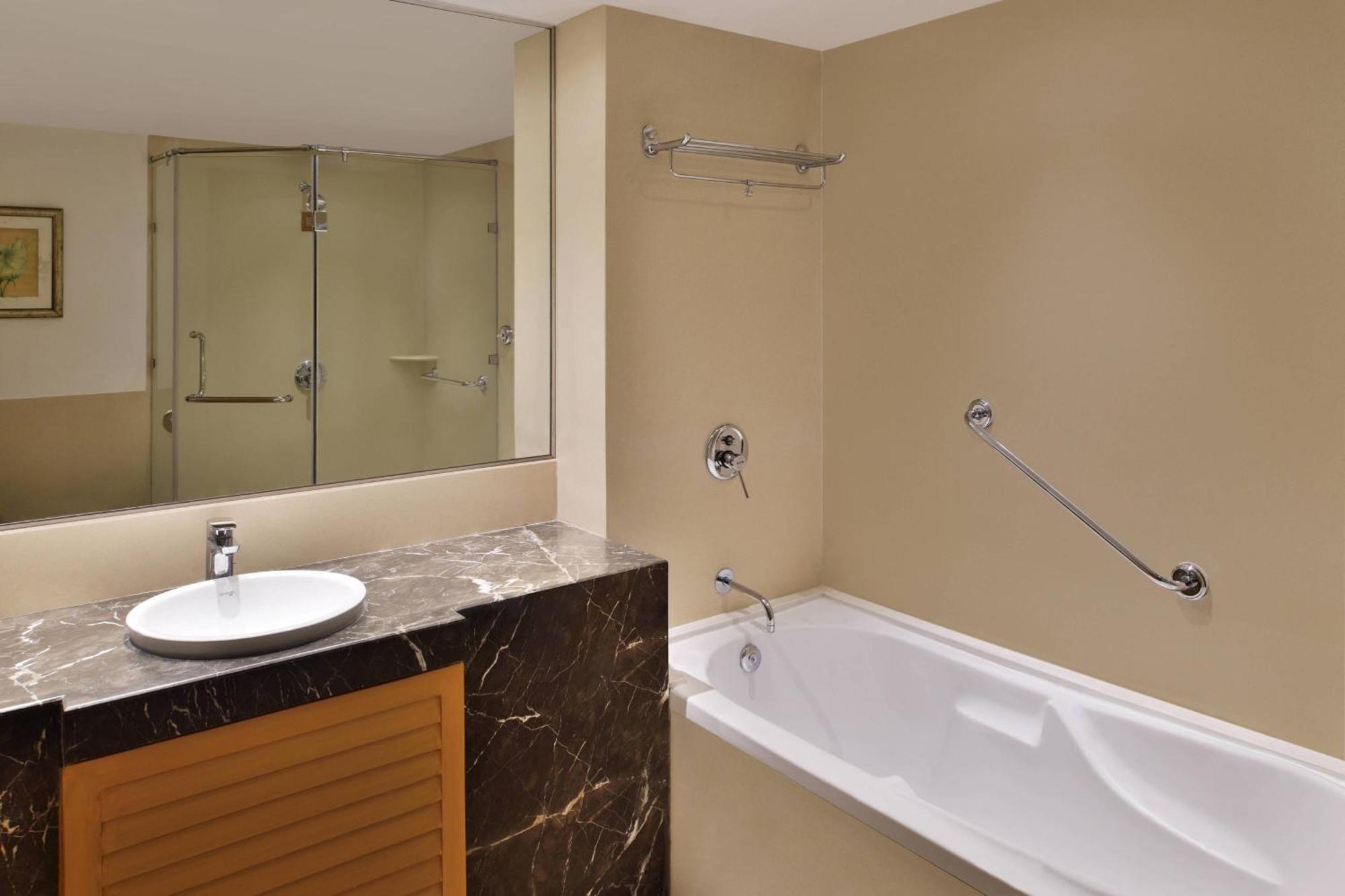 Courtyard By Marriott Chennai Hotel Buitenkant foto