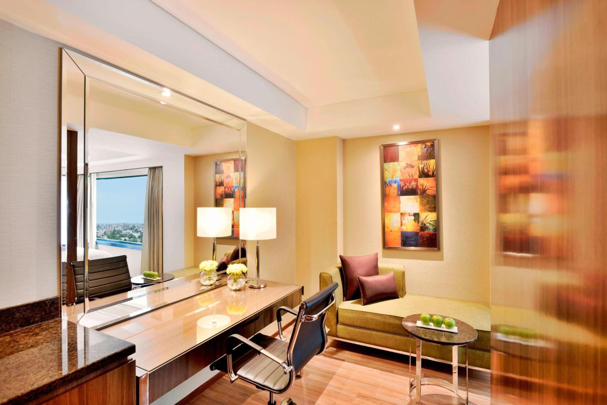 Courtyard By Marriott Chennai Hotel Buitenkant foto