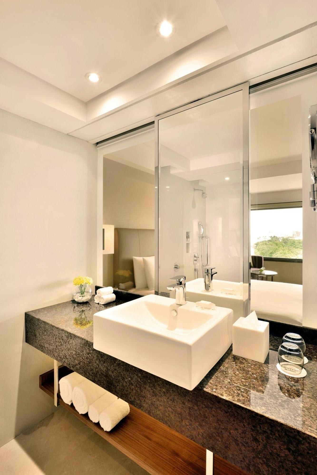 Courtyard By Marriott Chennai Hotel Buitenkant foto