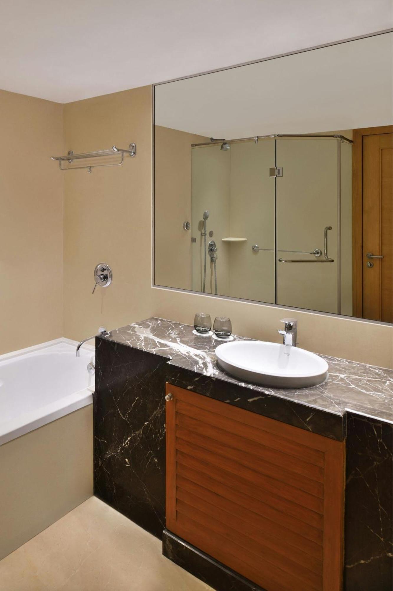 Courtyard By Marriott Chennai Hotel Buitenkant foto