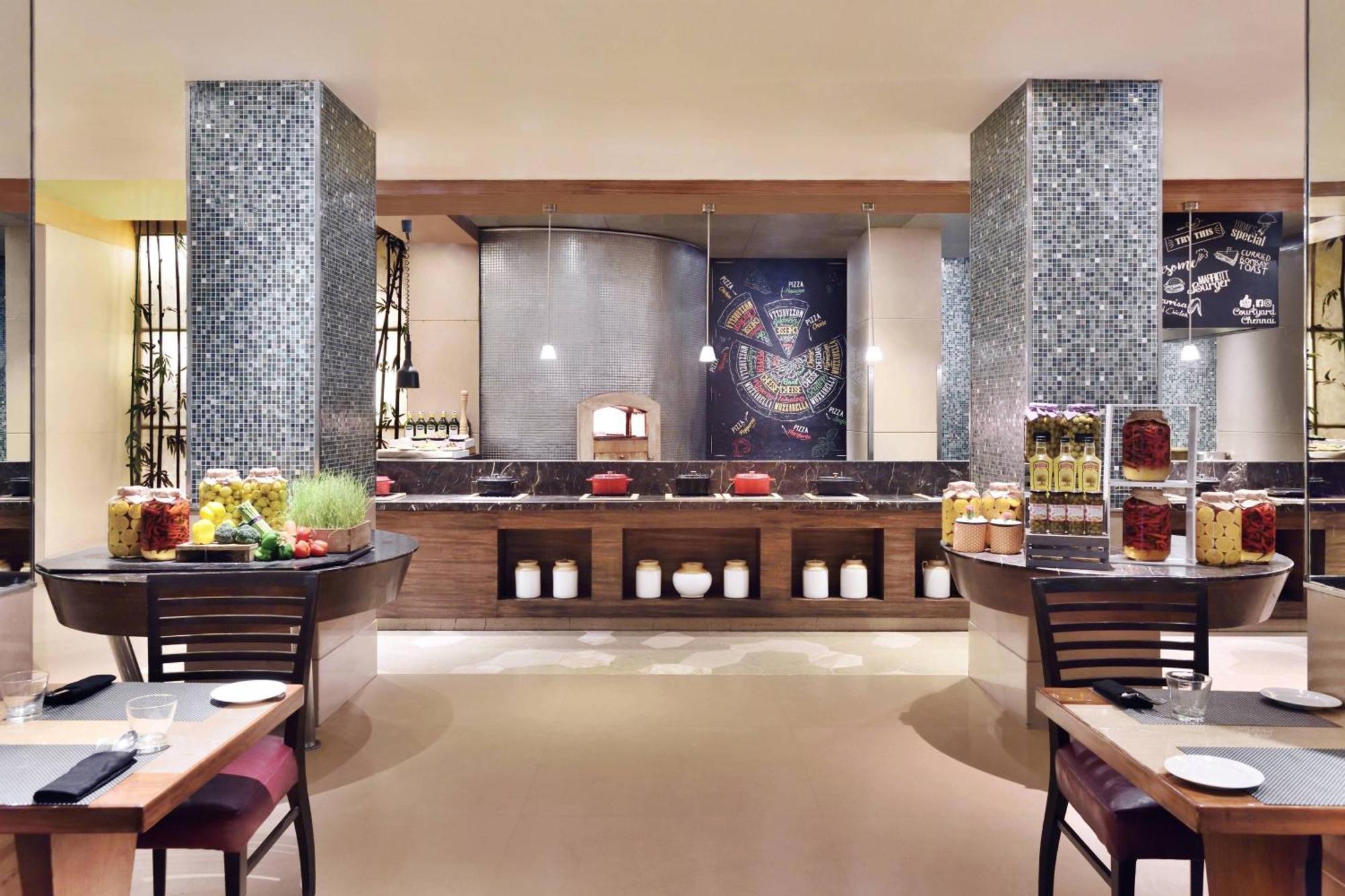 Courtyard By Marriott Chennai Hotel Buitenkant foto