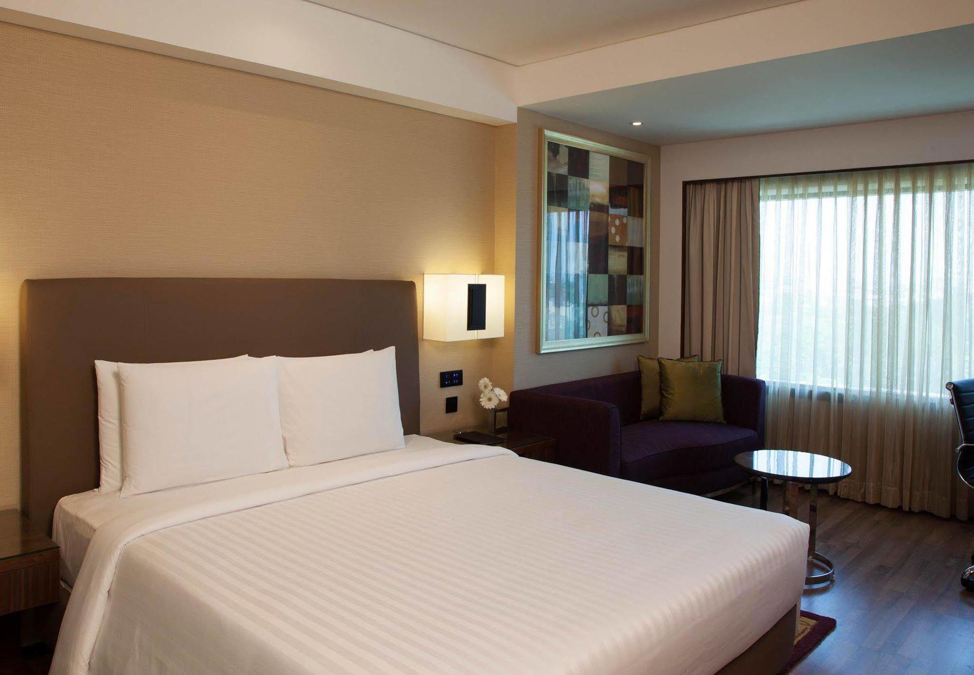 Courtyard By Marriott Chennai Hotel Buitenkant foto