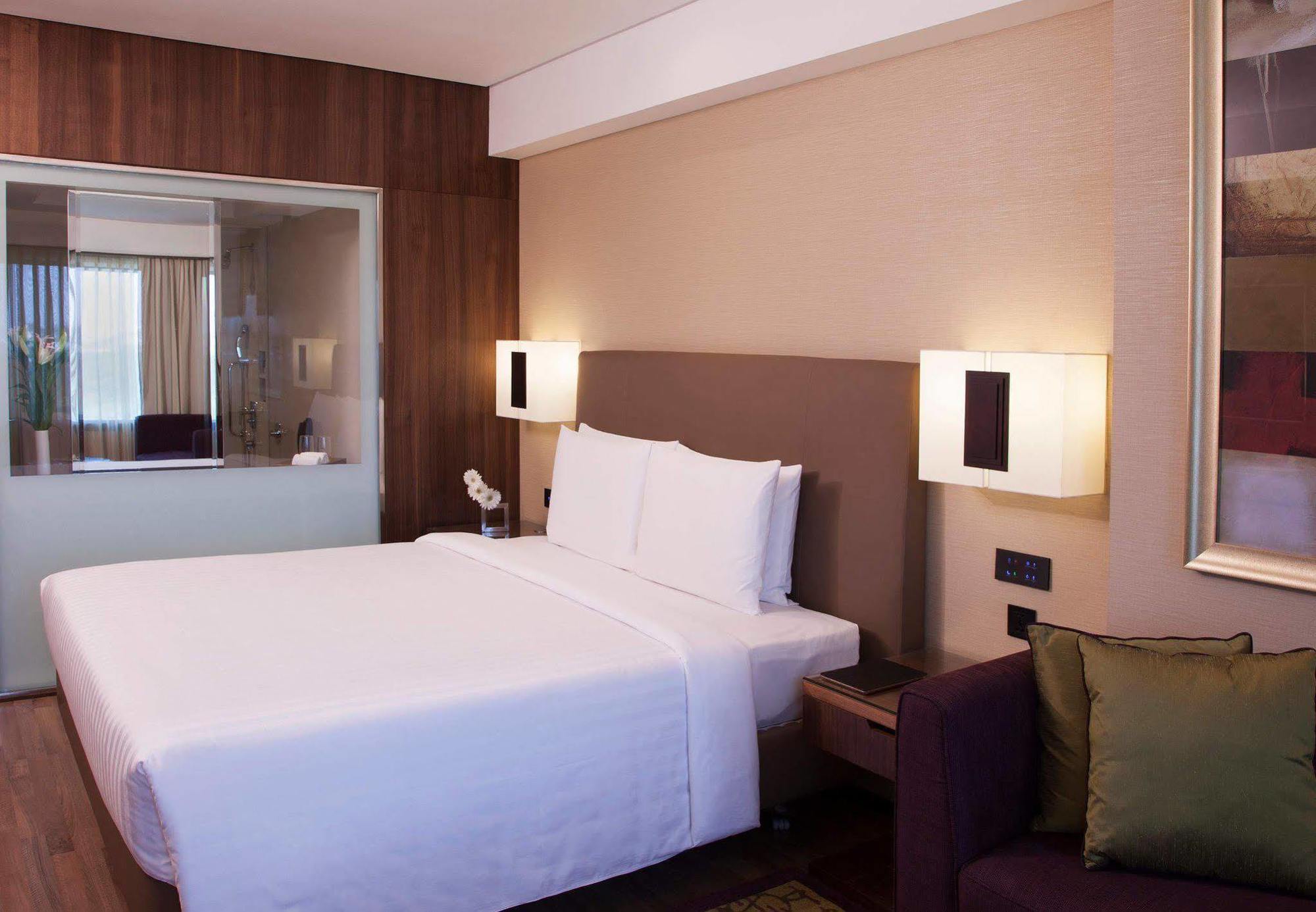 Courtyard By Marriott Chennai Hotel Buitenkant foto