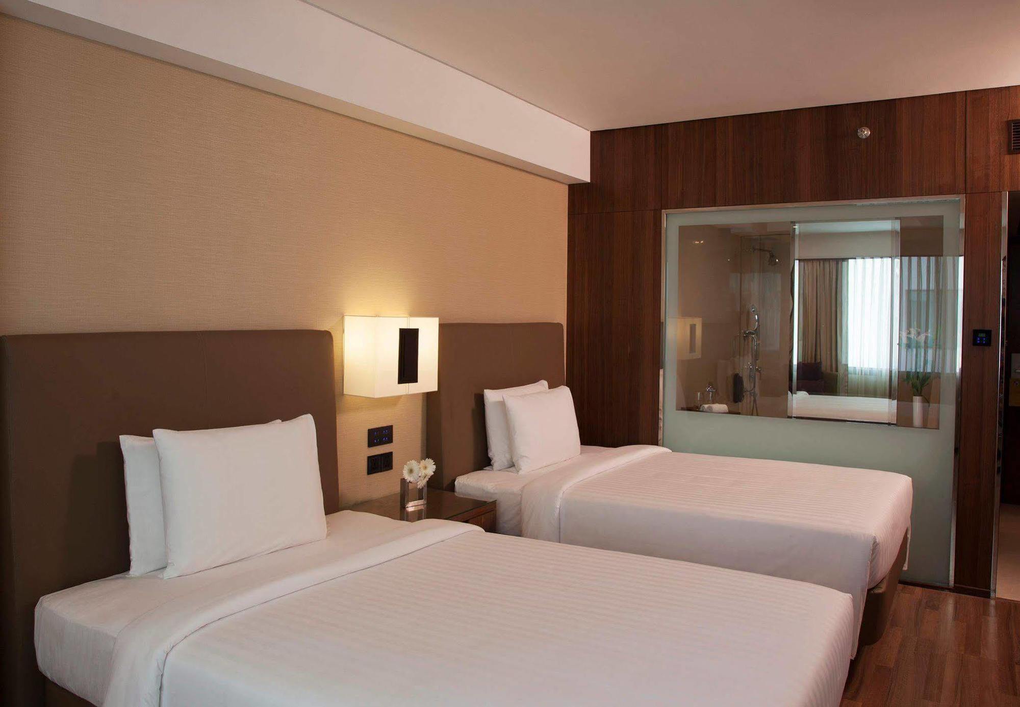 Courtyard By Marriott Chennai Hotel Buitenkant foto