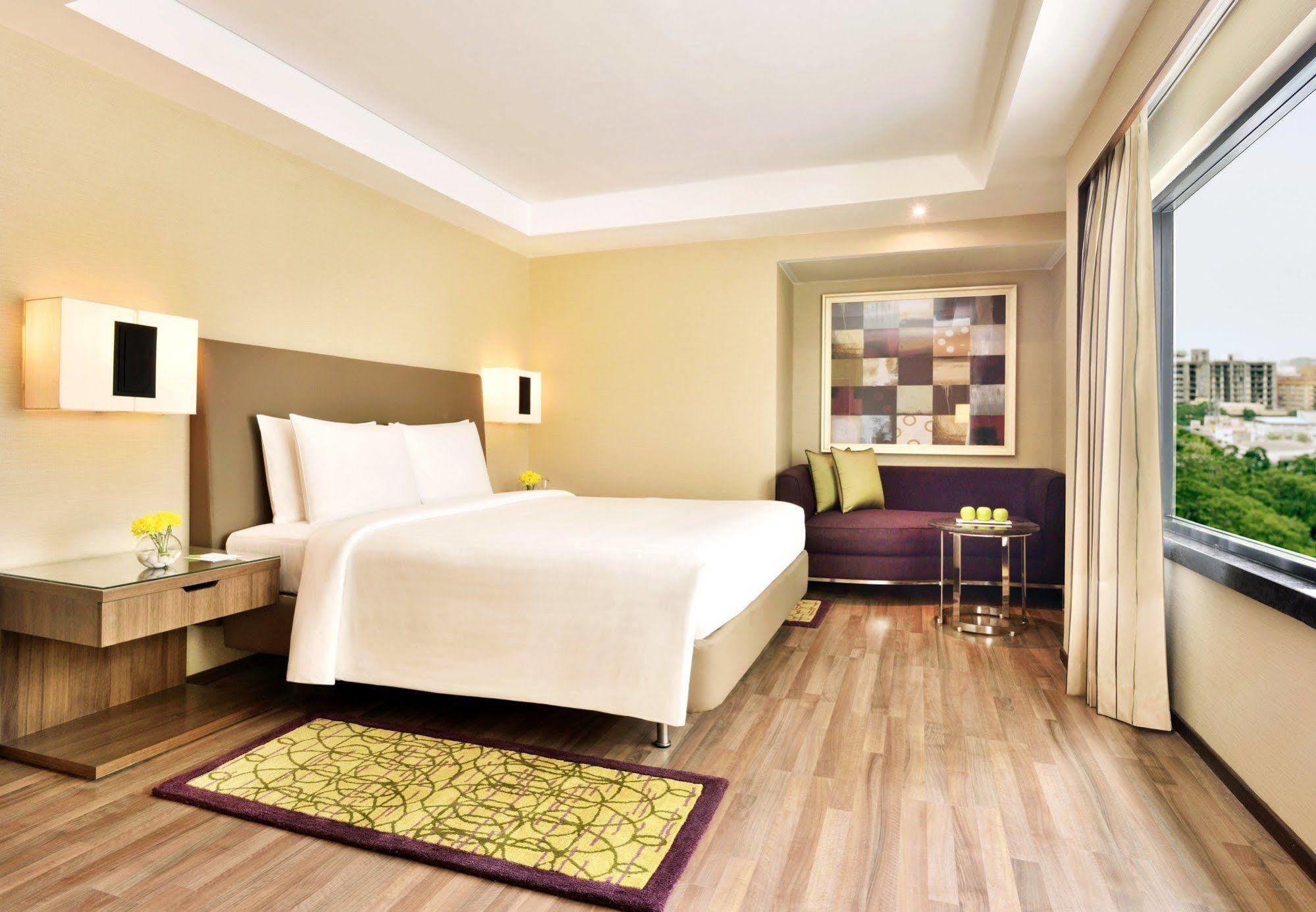 Courtyard By Marriott Chennai Hotel Buitenkant foto