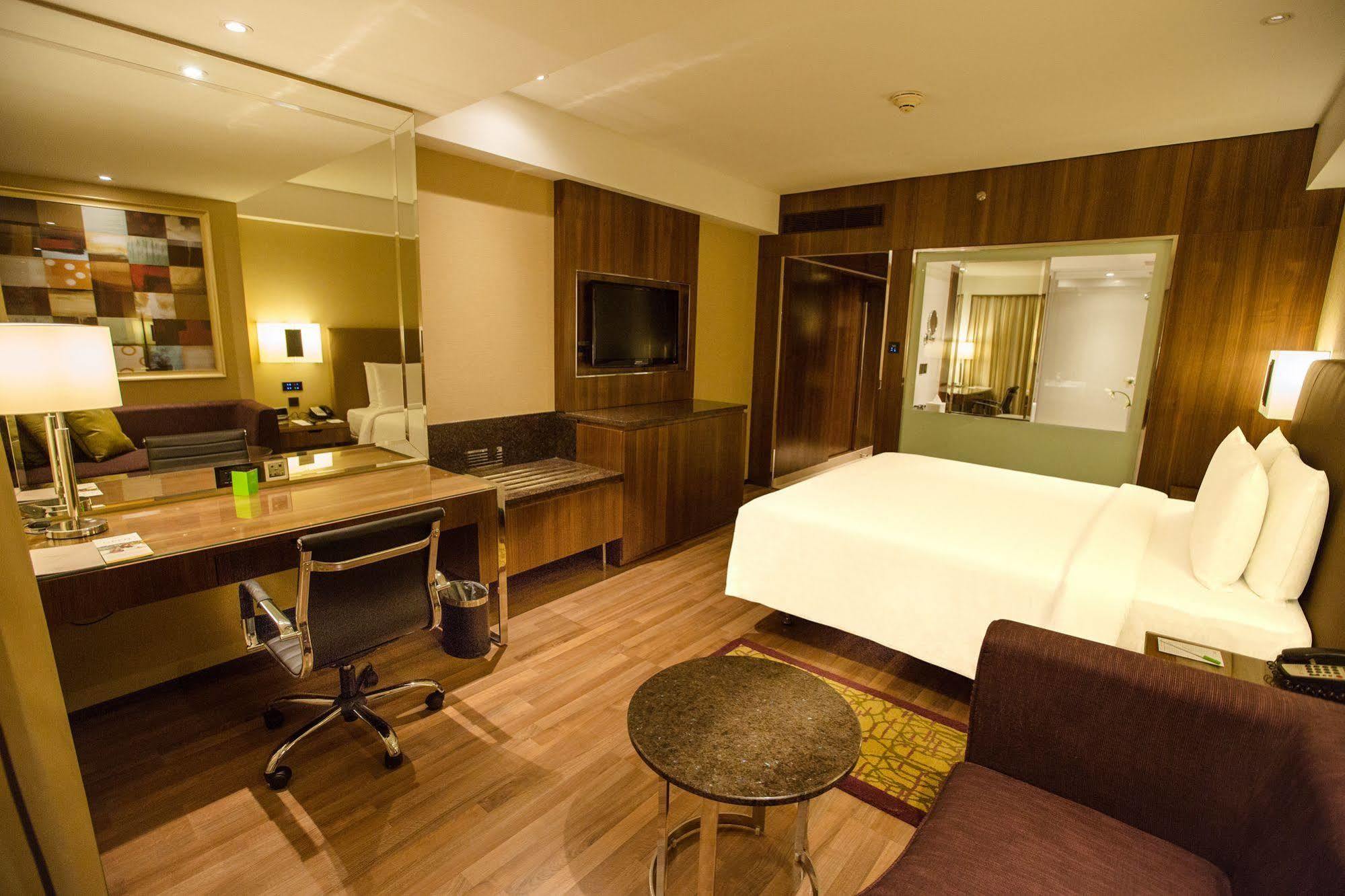 Courtyard By Marriott Chennai Hotel Buitenkant foto