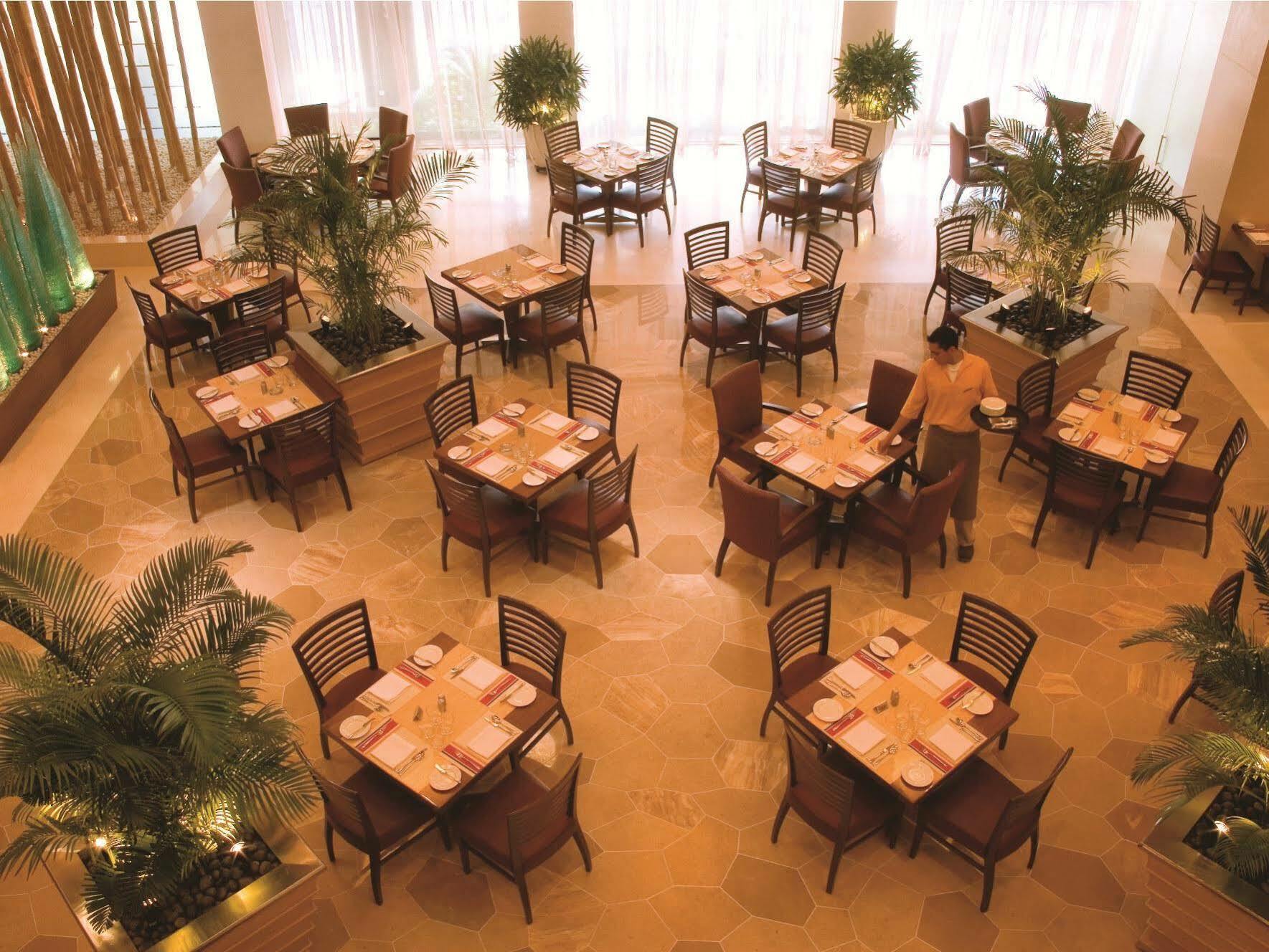 Courtyard By Marriott Chennai Hotel Buitenkant foto